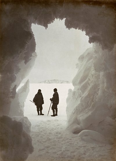 Uomini fuori da una grotta scavata nel ghiaccio durante una spedizione in Antartide da Herbert Ponting