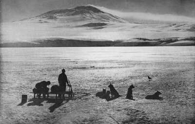 Monte Erebus che mostra segni di attività, c1910, 1928 da Herbert Ponting