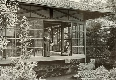 Namikawa San che nutre le sue carpe, 1910 da Herbert Ponting