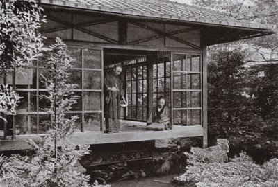 Namikawa San che nutre le sue carpe da Herbert Ponting