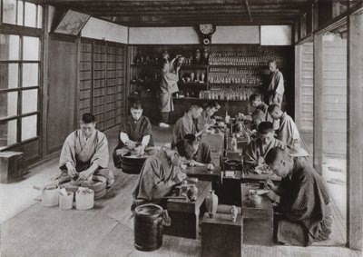 La sala di lavoro e lo staff di Namikawa da Herbert Ponting