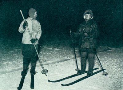 Oates e Meares fuori a sciare di notte, c1911, 1913 da Herbert Ponting