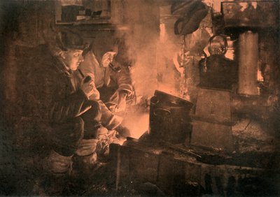 Oates e Meares alla stufa di grasso nelle stalle, 1911, 1913 da Herbert Ponting
