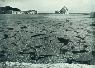 Formazione di ghiaccio a frittella al largo di Cape Evans, c1910-1913, 1913 da Herbert Ponting