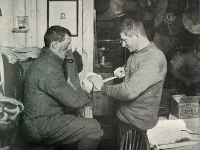 Sottufficiale Evans che fascia la mano del Dr. Atkinson, 5 luglio 1911, 1913 da Herbert Ponting