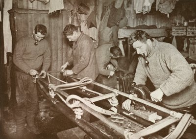 Preparazione delle slitte per il viaggio polare Crean, Forde, Lashly, P.O. Evans da Herbert Ponting