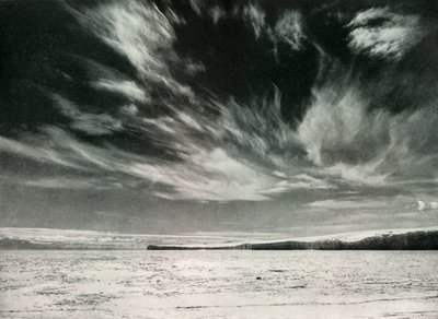 Nubi cirrus notevoli sopra il ghiacciaio Barne, 19 dic 1911, 1913 da Herbert Ponting