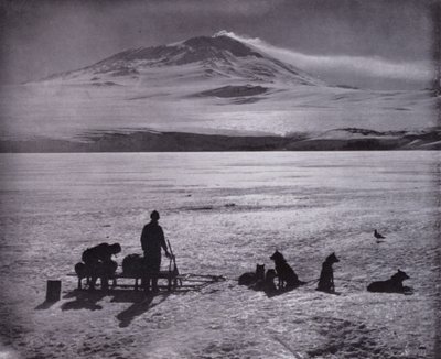 Slitta e cani, con il Monte Erebus sullo sfondo da Herbert Ponting