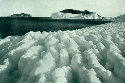 Cresta di ghiaccio dopo una bufera di neve, c1910-1913, 1913 da Herbert Ponting