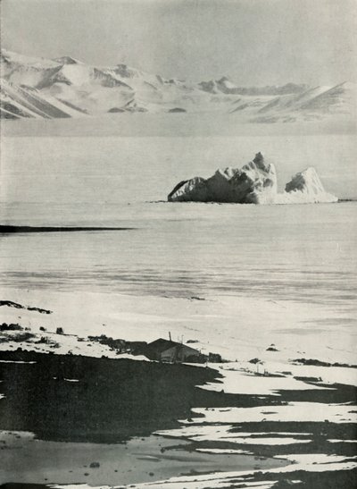 La capanna e le montagne occidentali dalla cima della rampa, c1910-1913, 1913 da Herbert Ponting