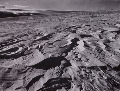 Le grandi onde di neve ghiacciata sollevate dal vento da Herbert Ponting