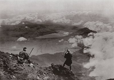 Due miglia sopra le nuvole, "Lago della Luna di Tre Giorni" dalla cima del Fuji da Herbert Ponting