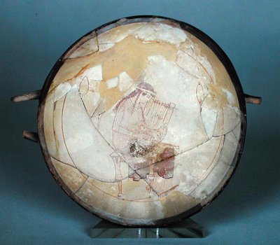 Coppa attica a fondo bianco raffigurante una musa che suona una lira, da Eretria da Hesiod Painter Hesiod Painter