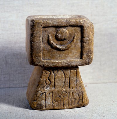 Antichità orientale: altare himyarita con incenso in calcare su base piramidale dedicato ad Athtar da Himyarite Himyarite