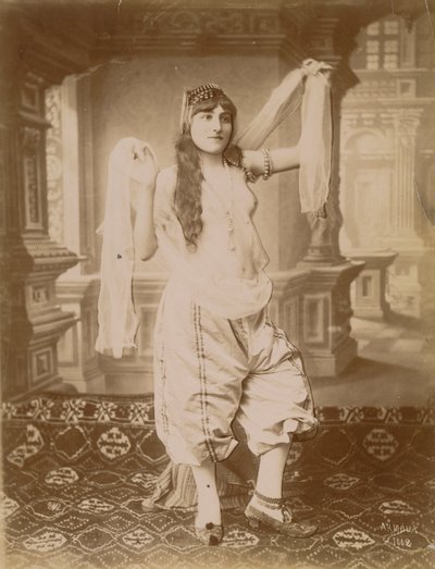 Donna in Costume Esotico da Hippolyte Arnoux