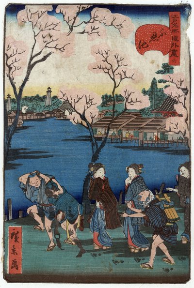 Stagno di Shinobazu, Tokyo, Giappone: gruppo di persone che cammina lungo la riva dello stagno di Shinobazu, con fiori di ciliegio e abitazioni sullo sfondo da Hirokage Utagawa