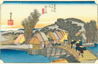 Hodogaya - Un villaggio lungo la strada con una collina rotonda in lontananza da Hiroshige