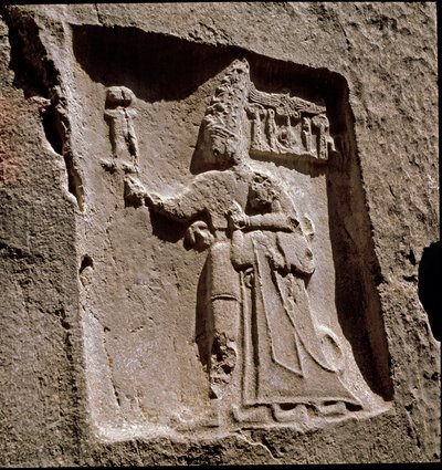 Il re Tudhaliya protetto da una divinità (bassorilievo, circa 1250-1220 a.C.) da Hittite