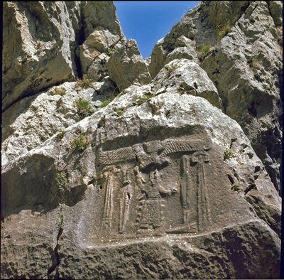 Bassorilievo con un personaggio sotto una creatura alata. Circa 1250-1220 a.C. da Hittite
