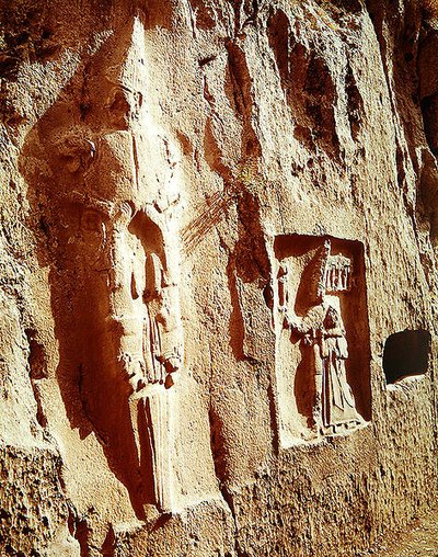 Il dio della spada e Tudhaliya IV abbracciati da un dio da Hittite