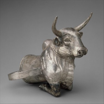 Vaso terminante nella parte anteriore di un toro, c.1300 a.C. (argento) da Hittite