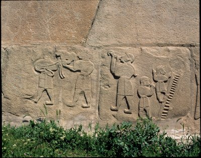 Veduta della base dei rilievi della Porta della Sfinge da Hittite Hittite