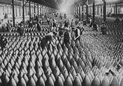 Una fabbrica di munizioni, Prima Guerra Mondiale, 1917 da Horace Walter Nicholls