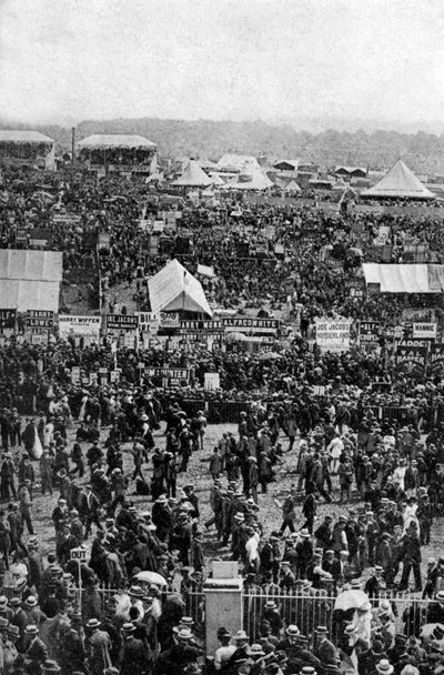 Folla al Derby Day, Epsom Downs, Surrey, c. 1922 da Horace Walter Nicholls