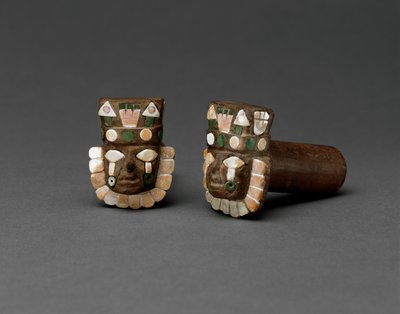 Coppia di orecchini con teste umane, Orizzonte Medio, 600-1000 da Huari Culture Huari Culture