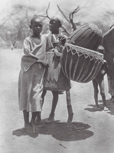 Africa: Tamburi Aulad Hamid da Hugo Adolf Bernatzik