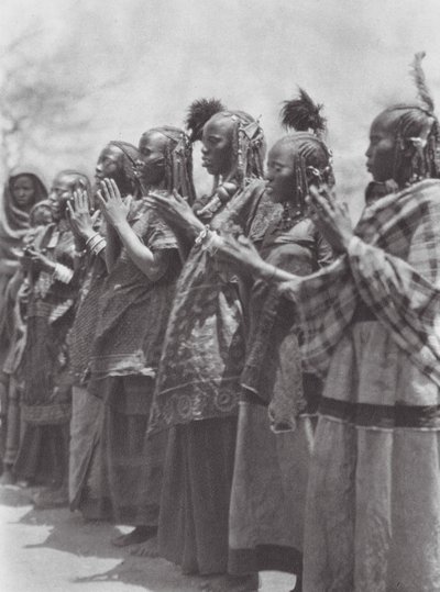 Africa: Donne Aulad Hamid che battono il tempo a una danza da Hugo Adolf Bernatzik