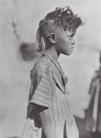 Africa: Bambino Bisharin con amuleto da Hugo Adolf Bernatzik