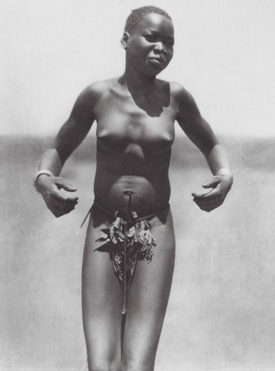 Africa: Ragazza danzante, Djur orientale da Hugo Adolf Bernatzik
