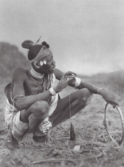 Africa: Sposo Dinka che contratta per gli ornamenti nuziali da Hugo Adolf Bernatzik
