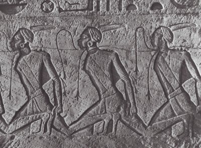 Africa: Rilievo egiziano, trasporto di prigionieri, in Nubia da Hugo Adolf Bernatzik