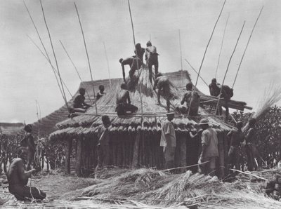 Africa: costruzione di una casa di riposo vicino ad Amadi da Hugo Adolf Bernatzik