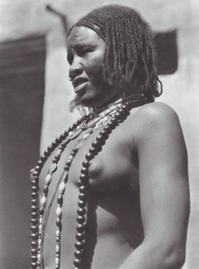 Africa: Gawazi, una ballerina professionista da Hugo Adolf Bernatzik