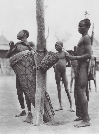 Africa: Uomini Moru che suonano i tamburi da Hugo Adolf Bernatzik