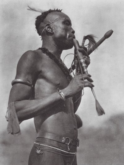 Africa: Suonatore di flauto Niambara da Hugo Adolf Bernatzik