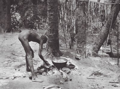 Africa: Nuer che cucina carne di coccodrillo da Hugo Adolf Bernatzik