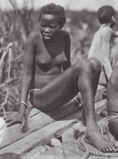 Africa: Ragazza Nuer sul Bahr el Zeraf da Hugo Adolf Bernatzik