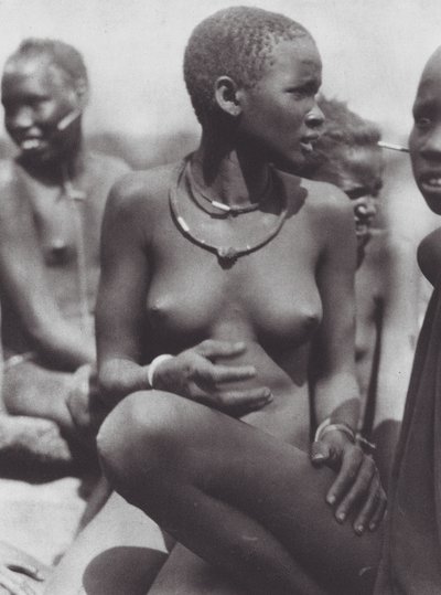 Africa: Ragazza Nuer con collana di peli di giraffa da Hugo Adolf Bernatzik