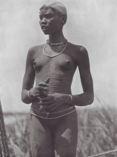 Africa: ragazza Nuer con cicatrici ornamentali da Hugo Adolf Bernatzik