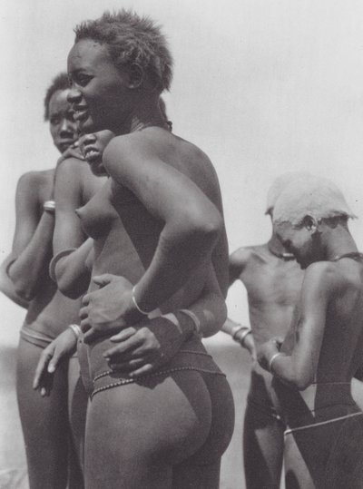 Africa: ragazze e bambini Nuer da Hugo Adolf Bernatzik