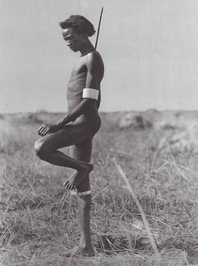 Nuer, posizione di riposo da Hugo Adolf Bernatzik