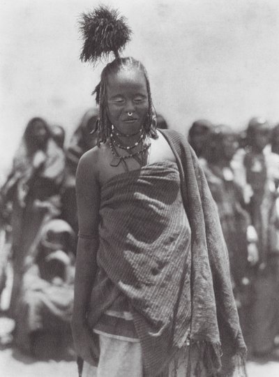 Africa: copricapo di piume di struzzo indossato dagli Aulad Hamids da Hugo Adolf Bernatzik