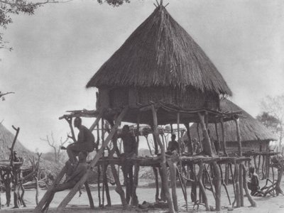 Africa: Palafitte del Djur orientale da Hugo Adolf Bernatzik