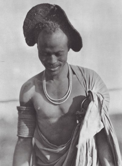 Africa: Guerriero Shilluk con acconciatura a cappuccio da Hugo Adolf Bernatzik