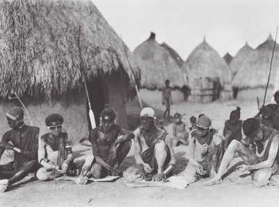 Africa: guerrieri Shilluk che si strofinano con cenere di legno da Hugo Adolf Bernatzik
