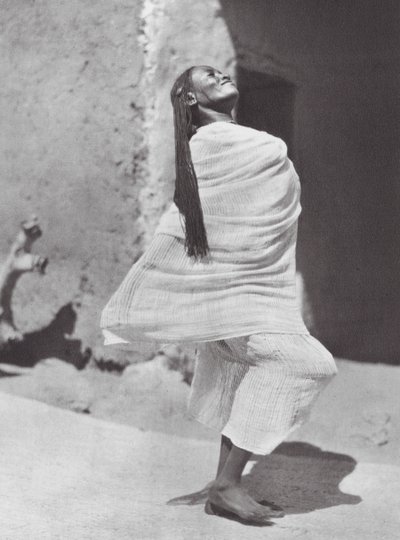 Africa: ballerina sudanese, Omdurman da Hugo Adolf Bernatzik